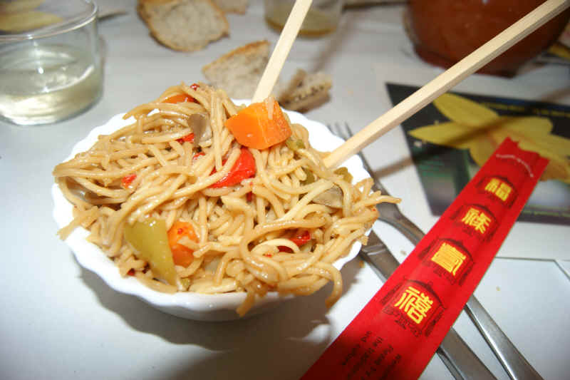 Fideos chinos con verdura y salsa de soja