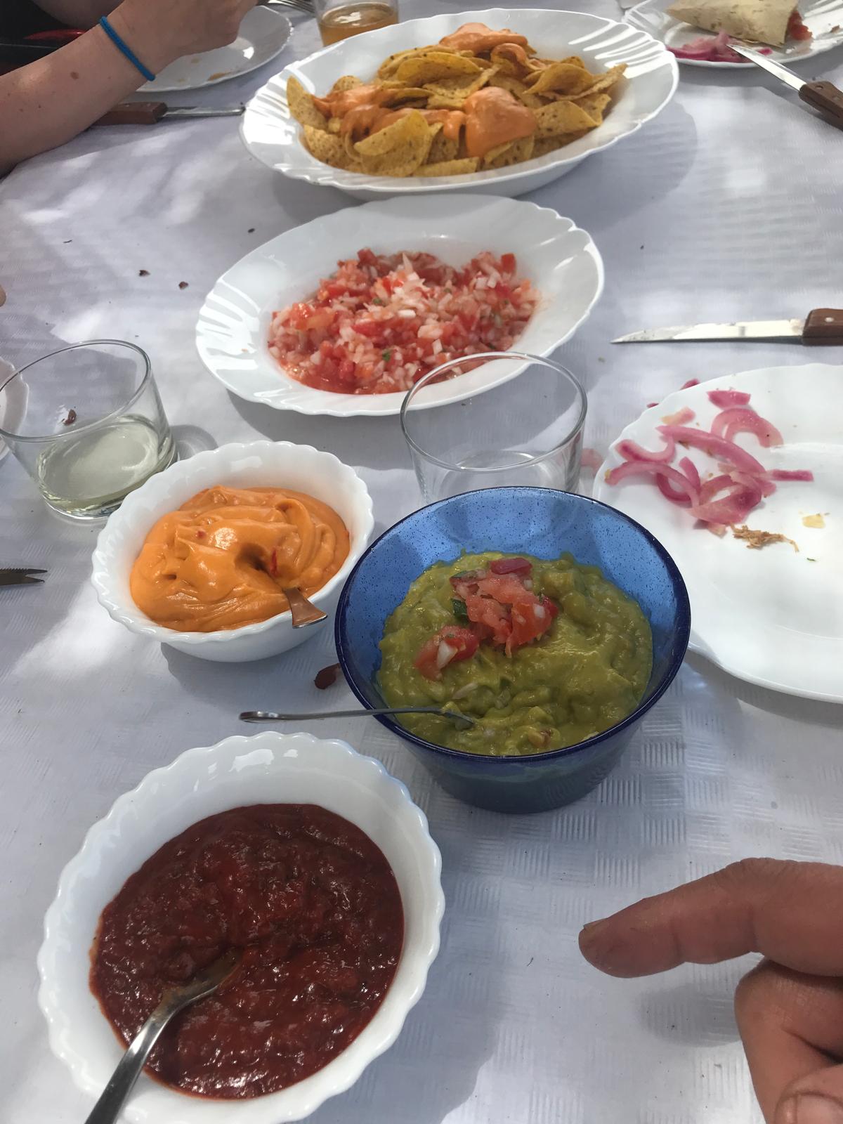 Totopos con salsas