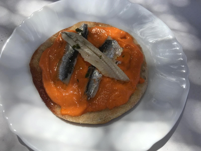 Torta de anís con salmorejo y boquerones