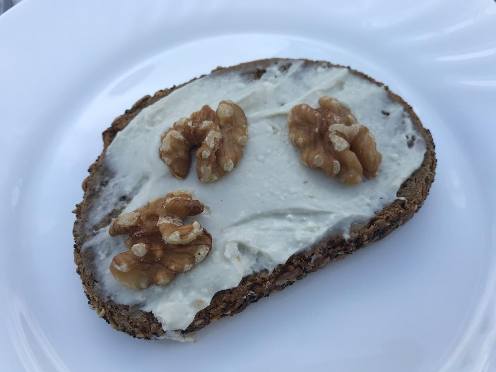 Tosta de queso con nueces