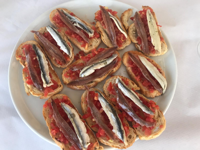 Tosta de boquerones y anchoas